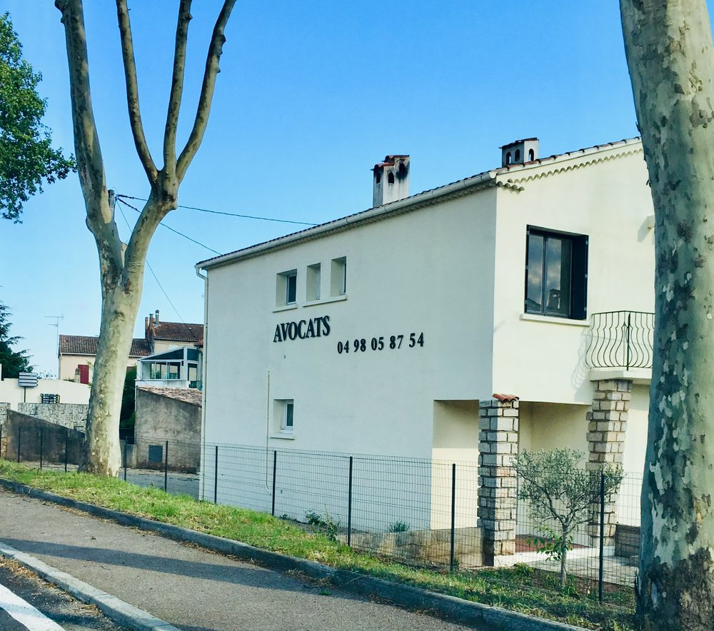 Façade du cabinet : maison blanche portant sur le mur l’inscription « Avocats » et le numéro de téléphone du cabinet, rue Marcel Pagnol au Cannet-des-Maures